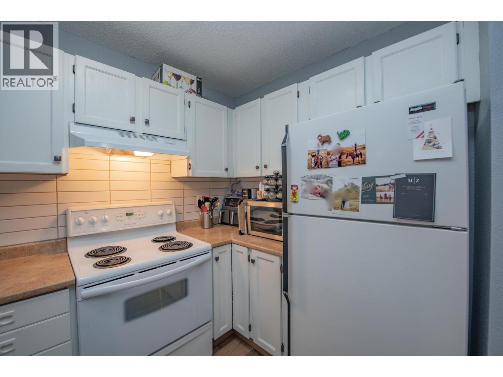 5121 27 Avenue - 6