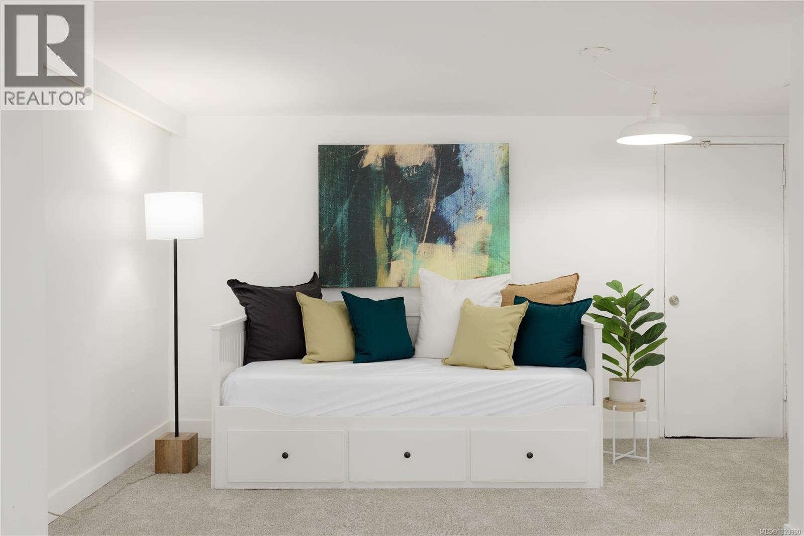 2555 DEPARTURE BAY RD - 32