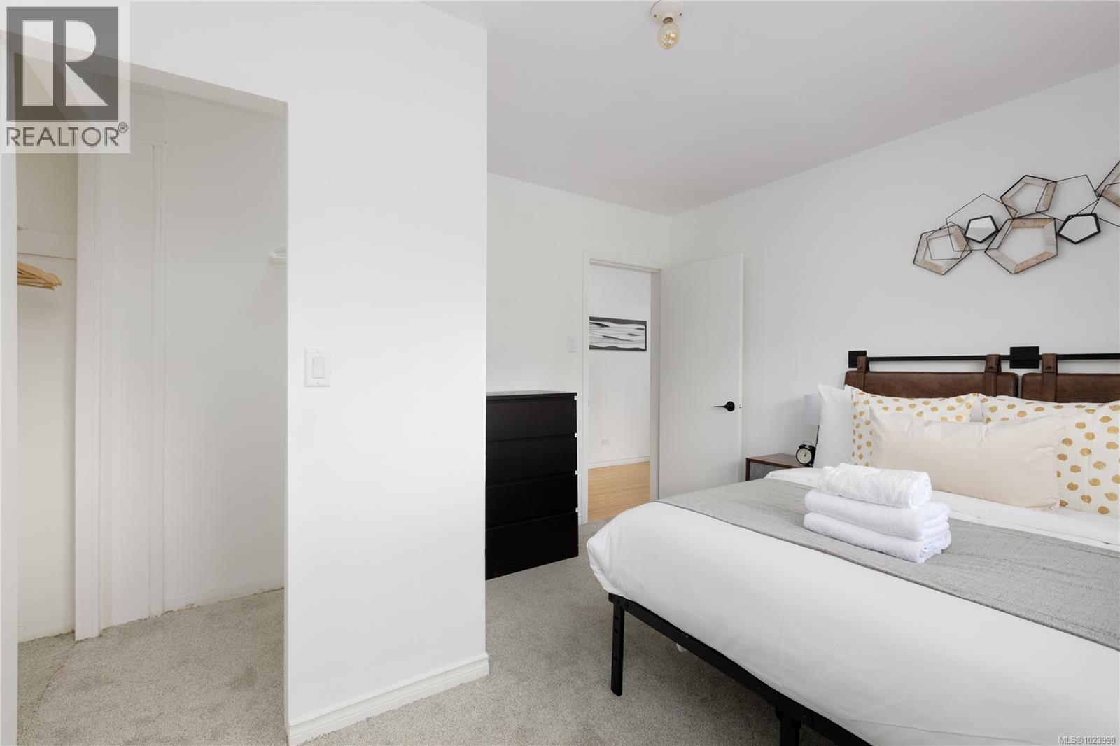 2555 DEPARTURE BAY RD - 36