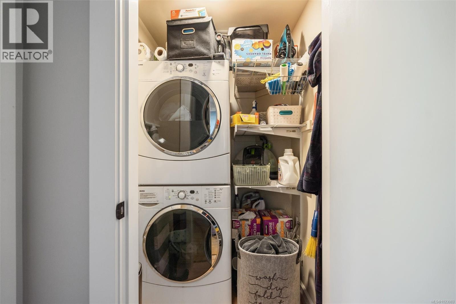 665 Latoria Rd, Colwood