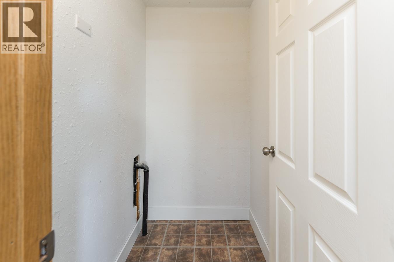 2354 VICTORIA STREET - 8