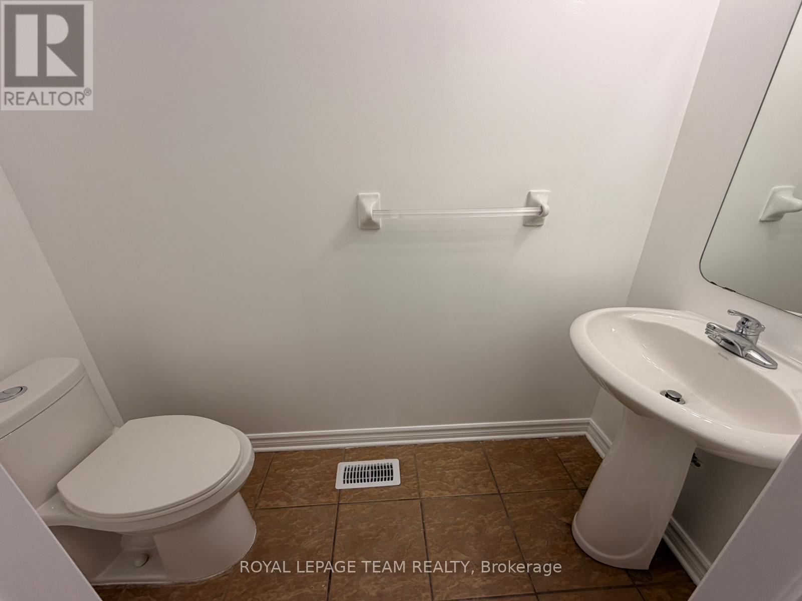 21 Cresthaven photo 4