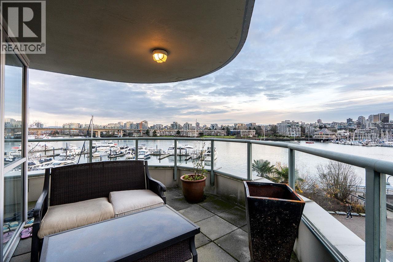 122 1228 MARINASIDE CRESCENT, Vancouver