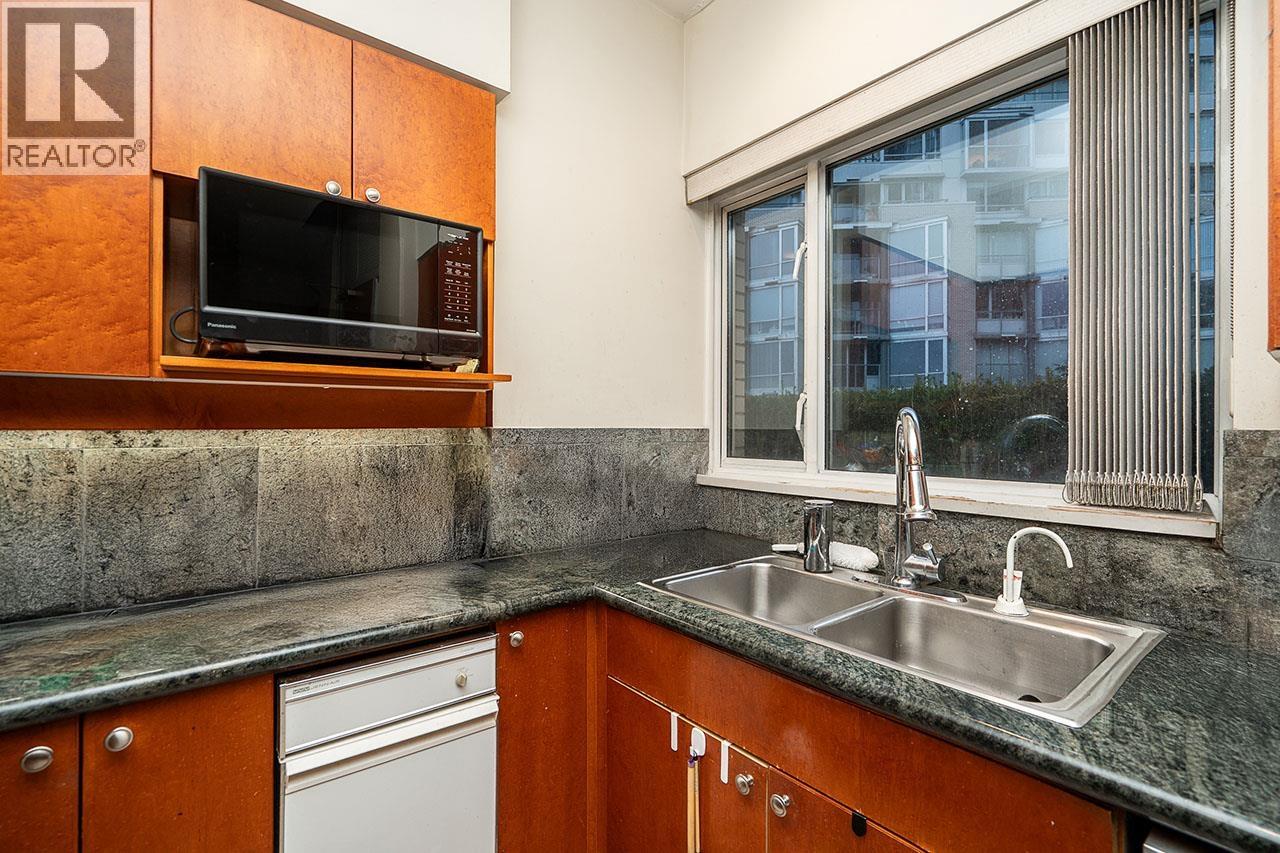 122 1228 MARINASIDE CRESCENT, Vancouver