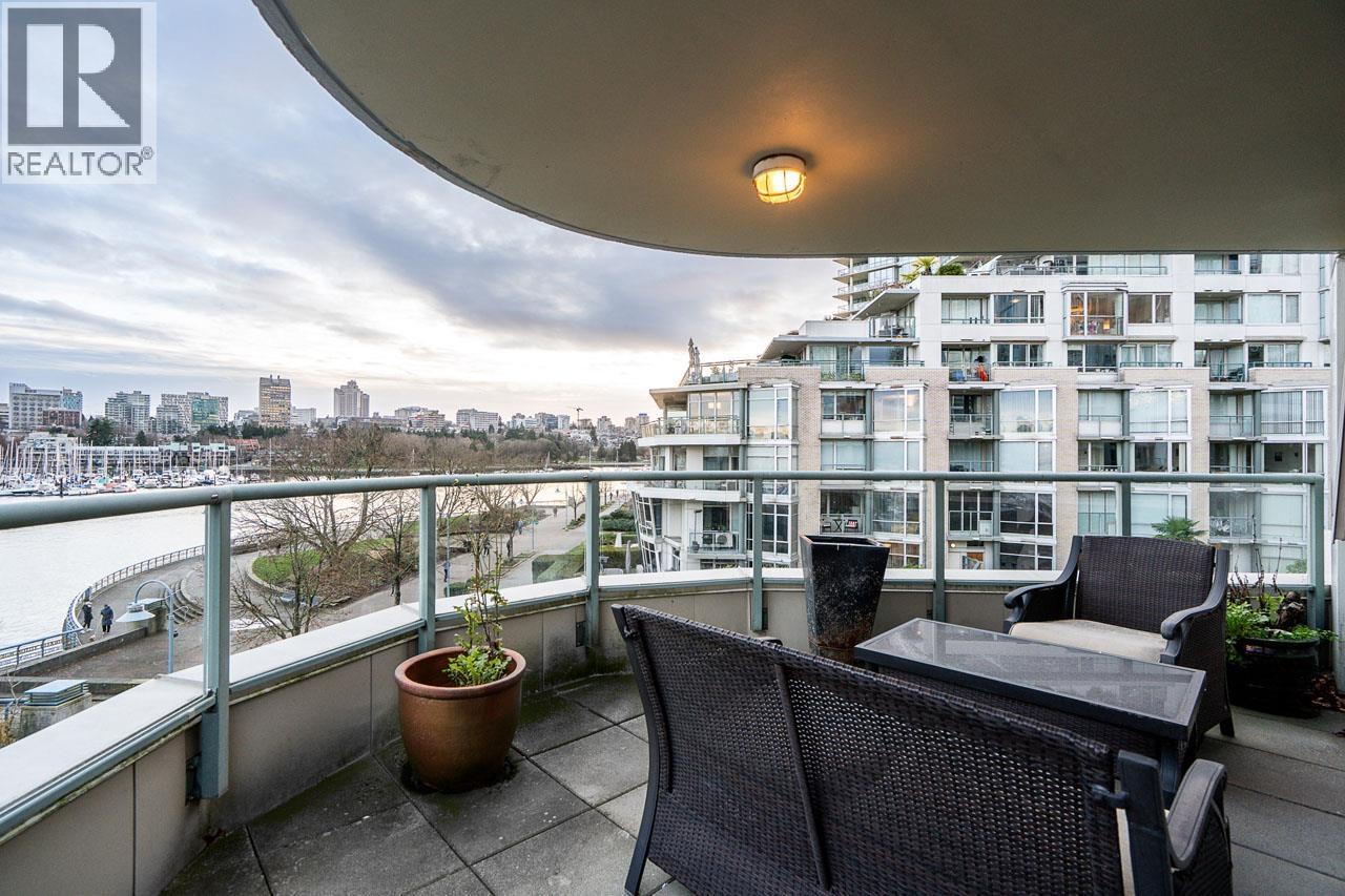 122 1228 MARINASIDE CRESCENT, Vancouver