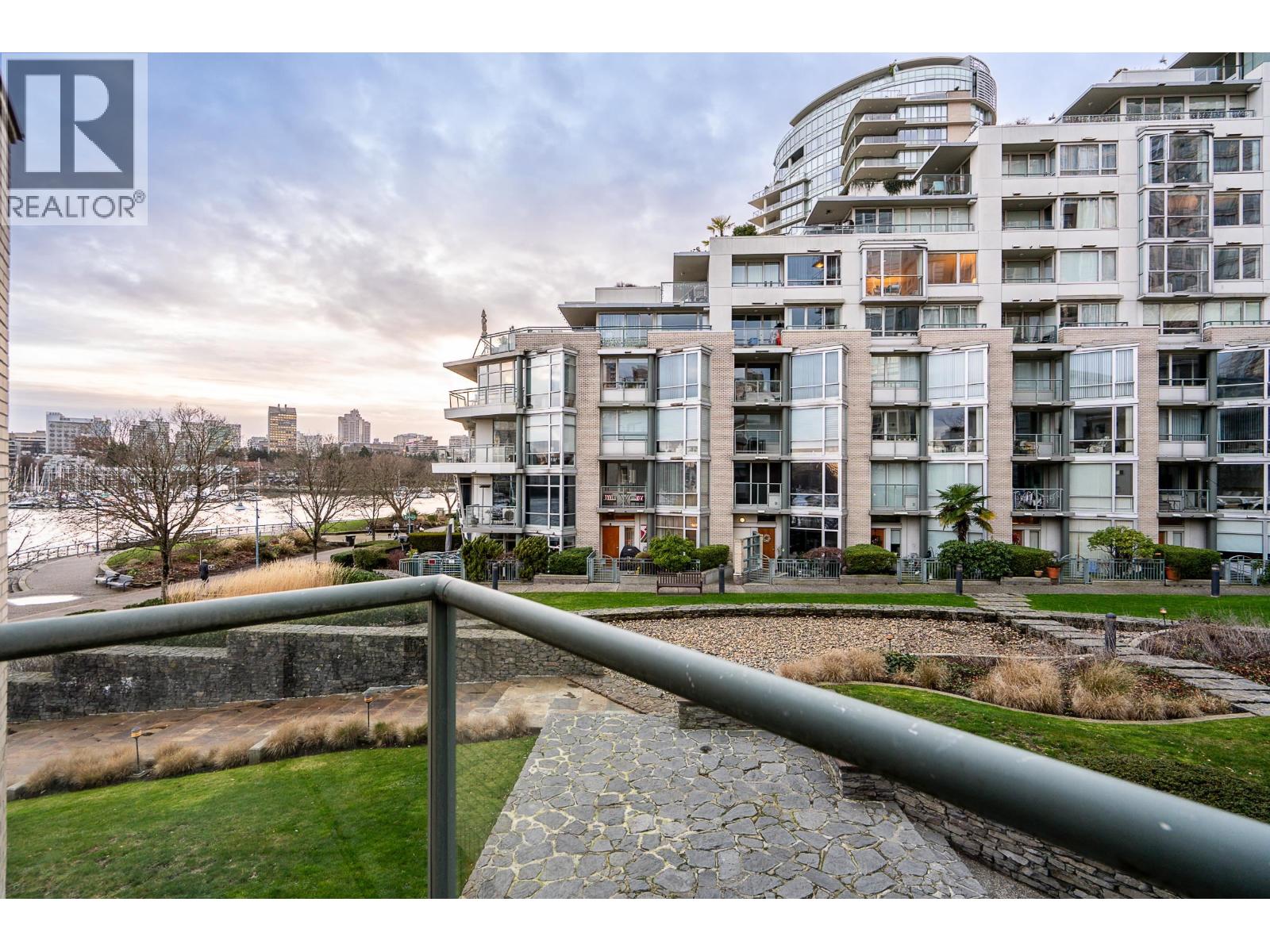 122 1228 MARINASIDE CRESCENT, Vancouver