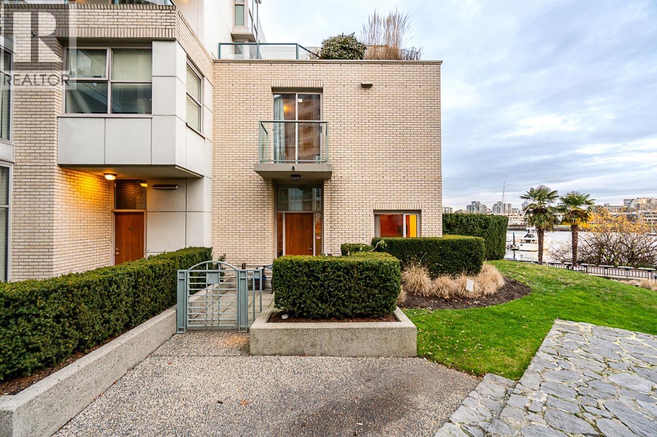 122 1228 MARINASIDE CRESCENT, Vancouver