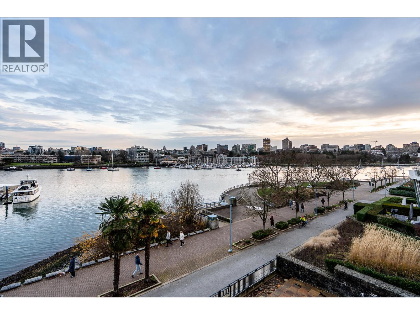 122 1228 MARINASIDE CRESCENT, Vancouver