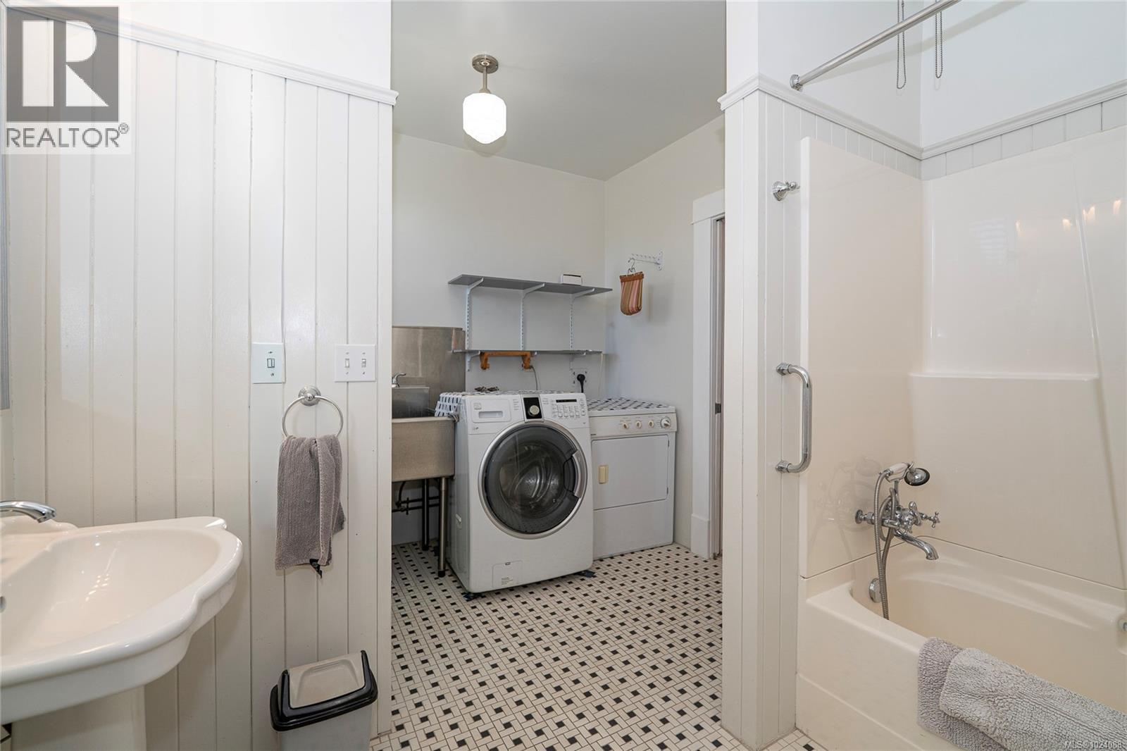  1270 Vista Heights, Victoria