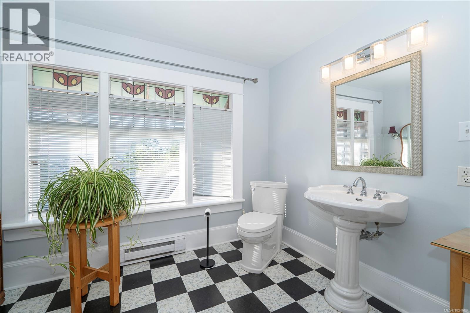  1270 Vista Heights, Victoria