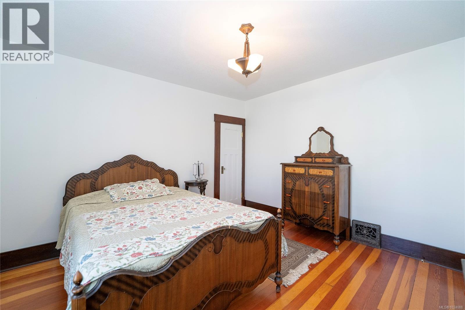  1270 Vista Heights, Victoria