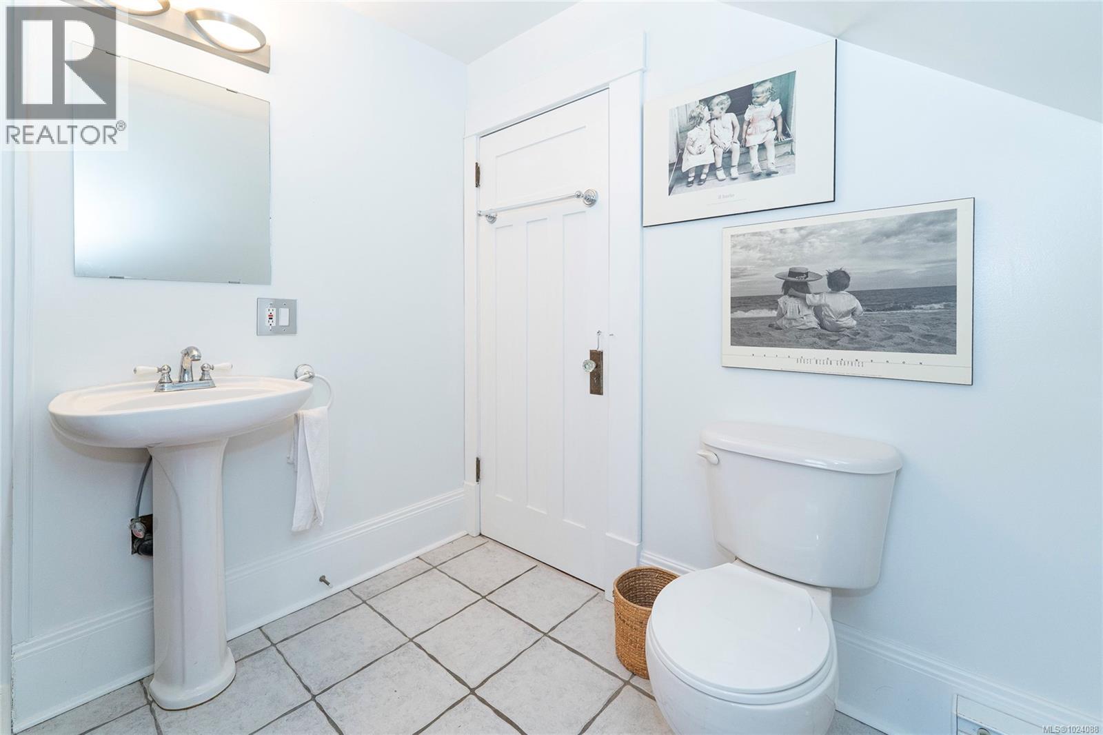  1270 Vista Heights, Victoria