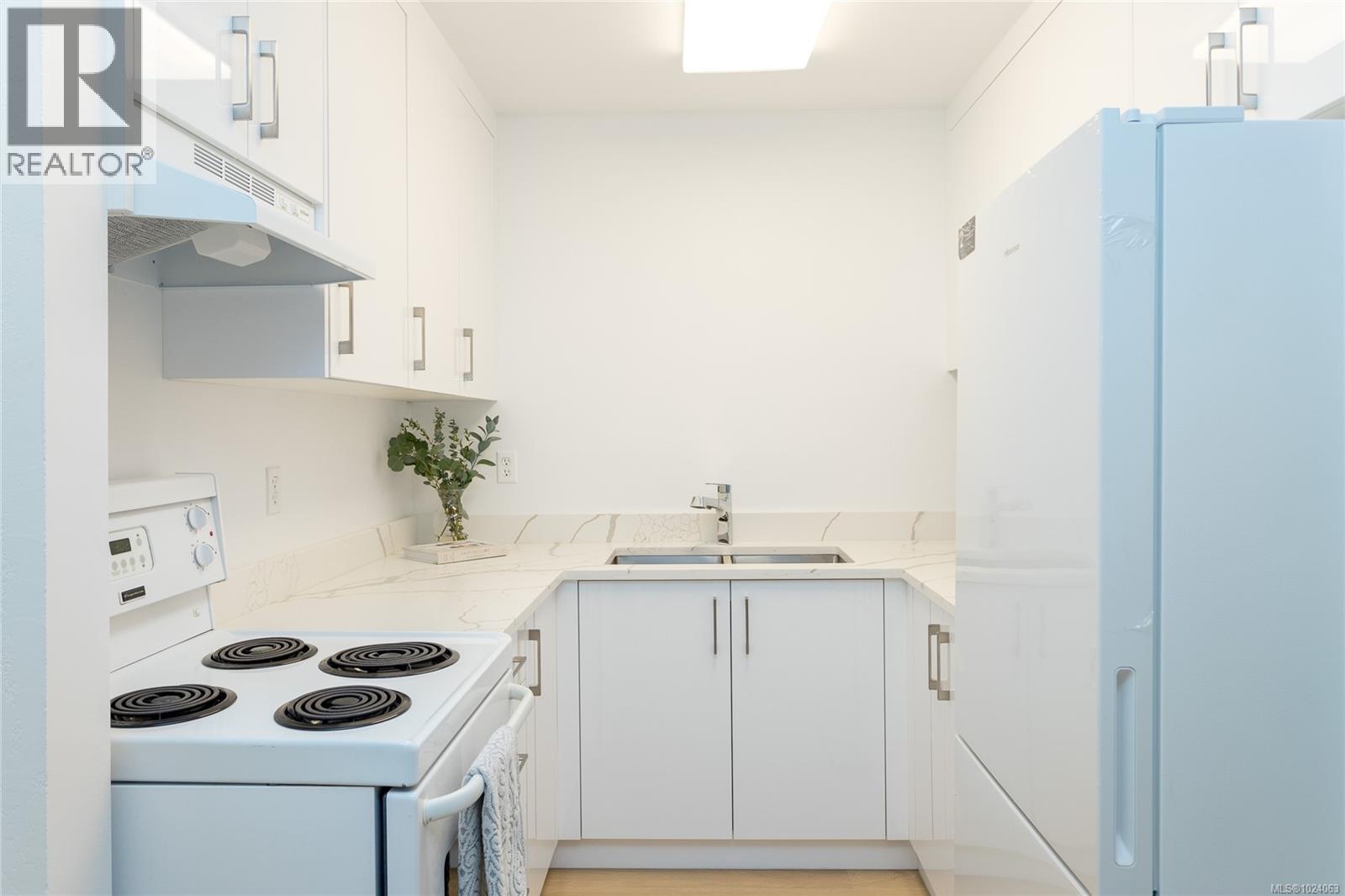 311 2022 Foul Bay Road, Victoria