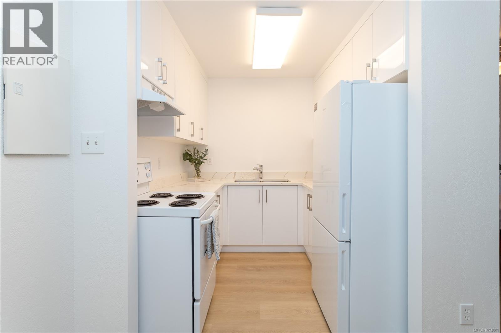 311 2022 Foul Bay Road, Victoria