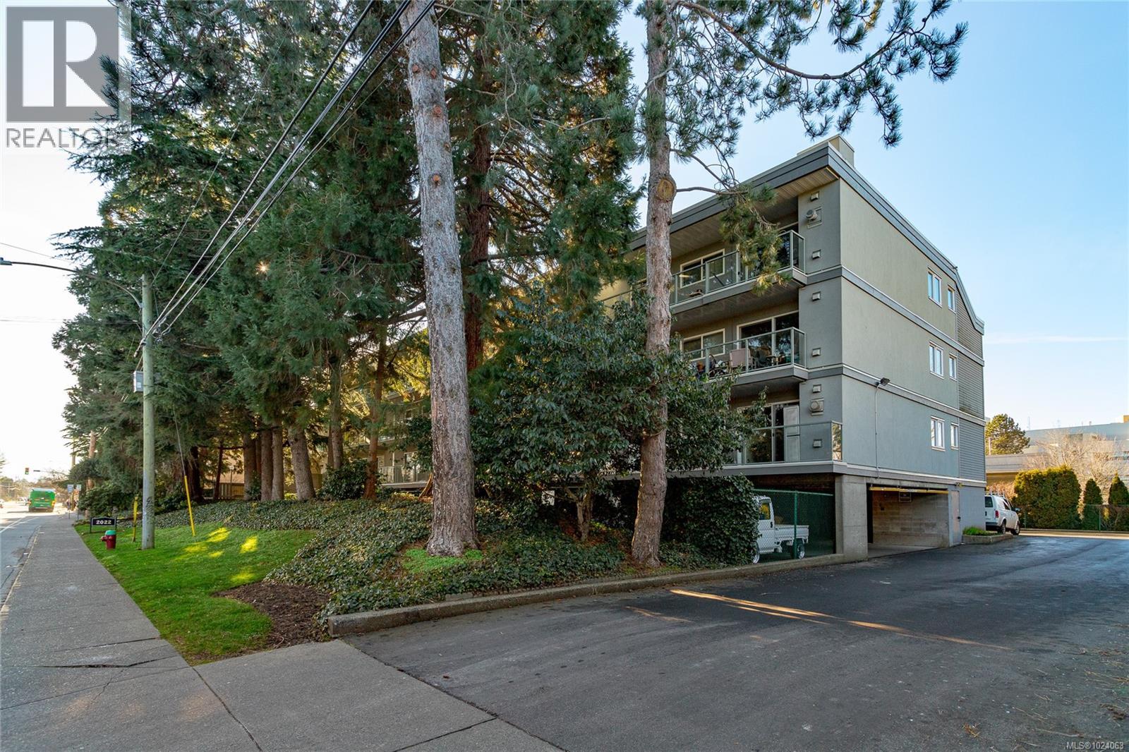 311 2022 Foul Bay Road, Victoria