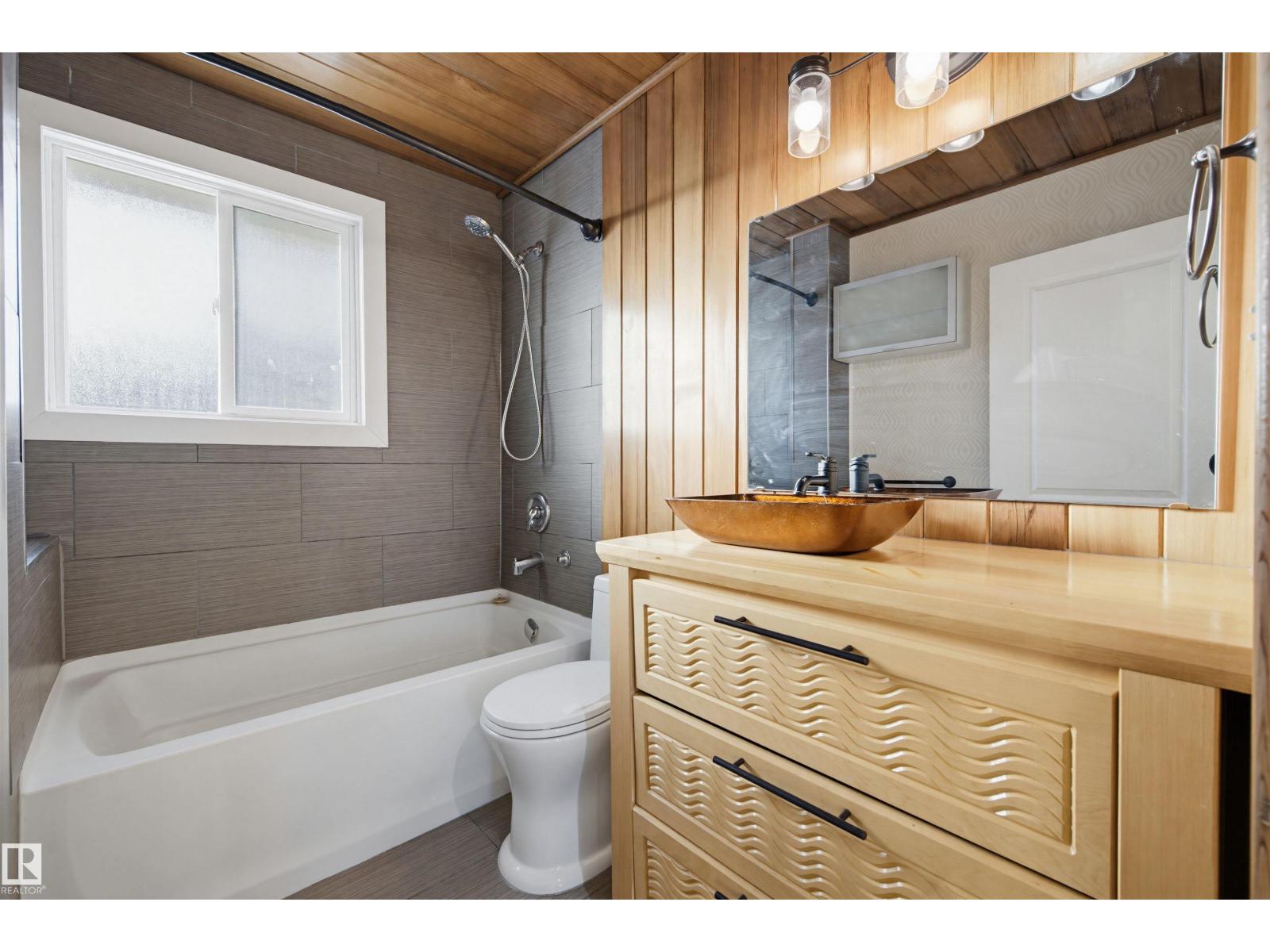 18 MOUNT ROYAL DR, St. Albert