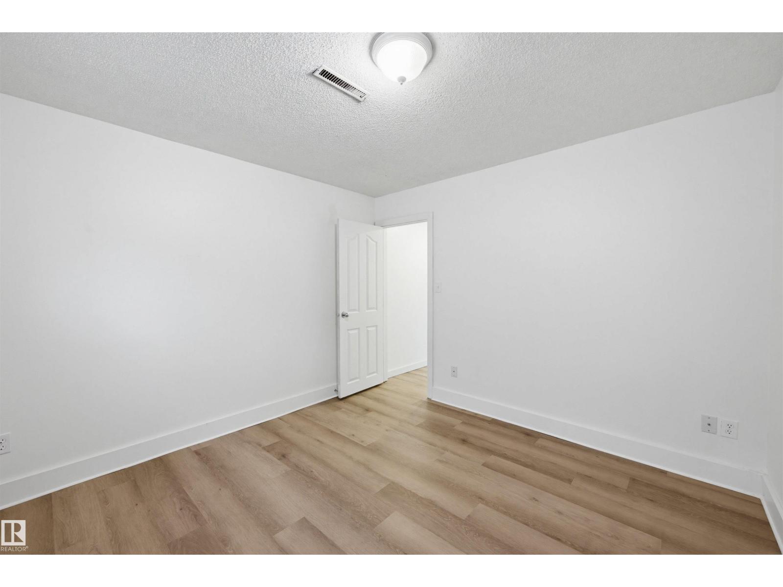 18 MOUNT ROYAL DR, St. Albert