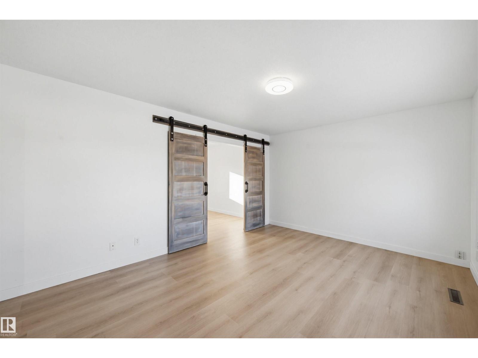 18 MOUNT ROYAL DR, St. Albert