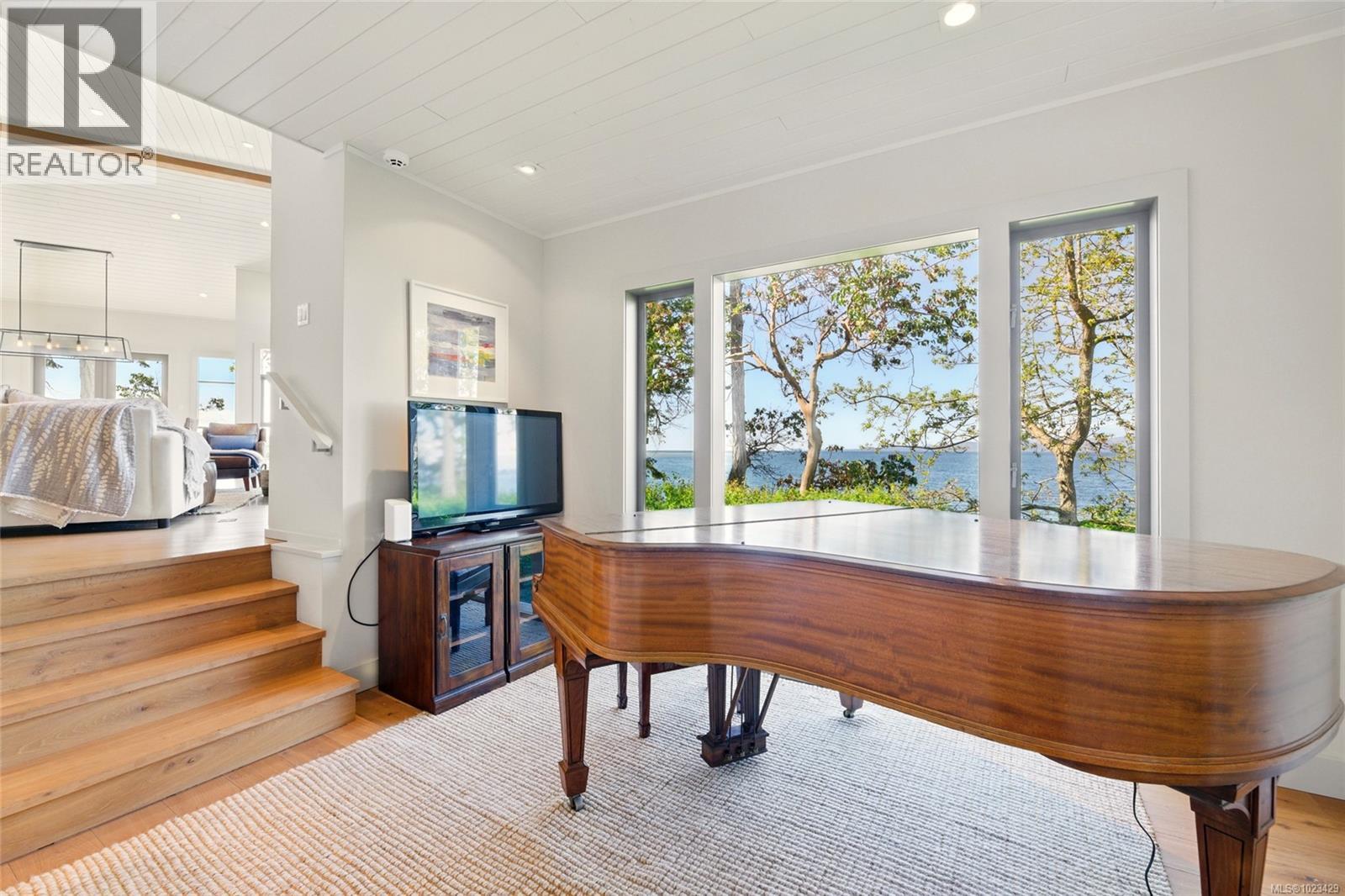 1341 Madrona Dr, Nanoose Bay