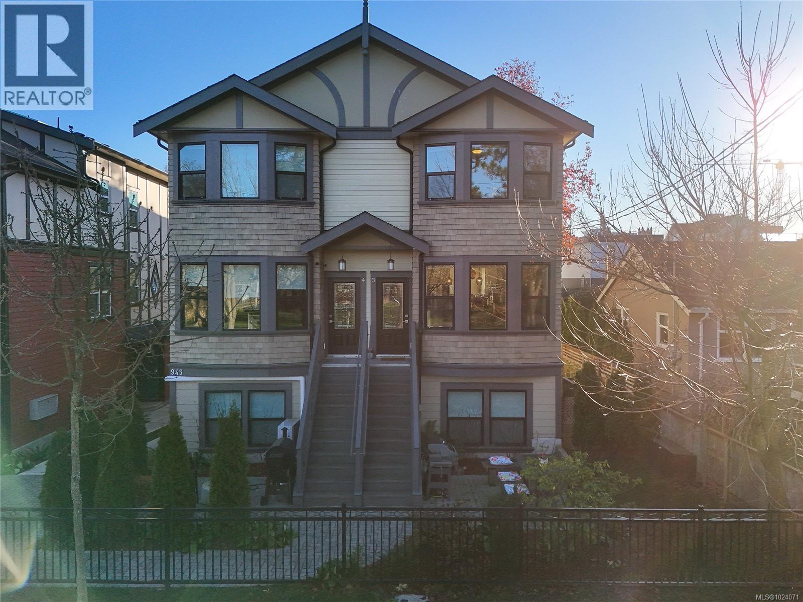 3 945 Pembroke St, Victoria