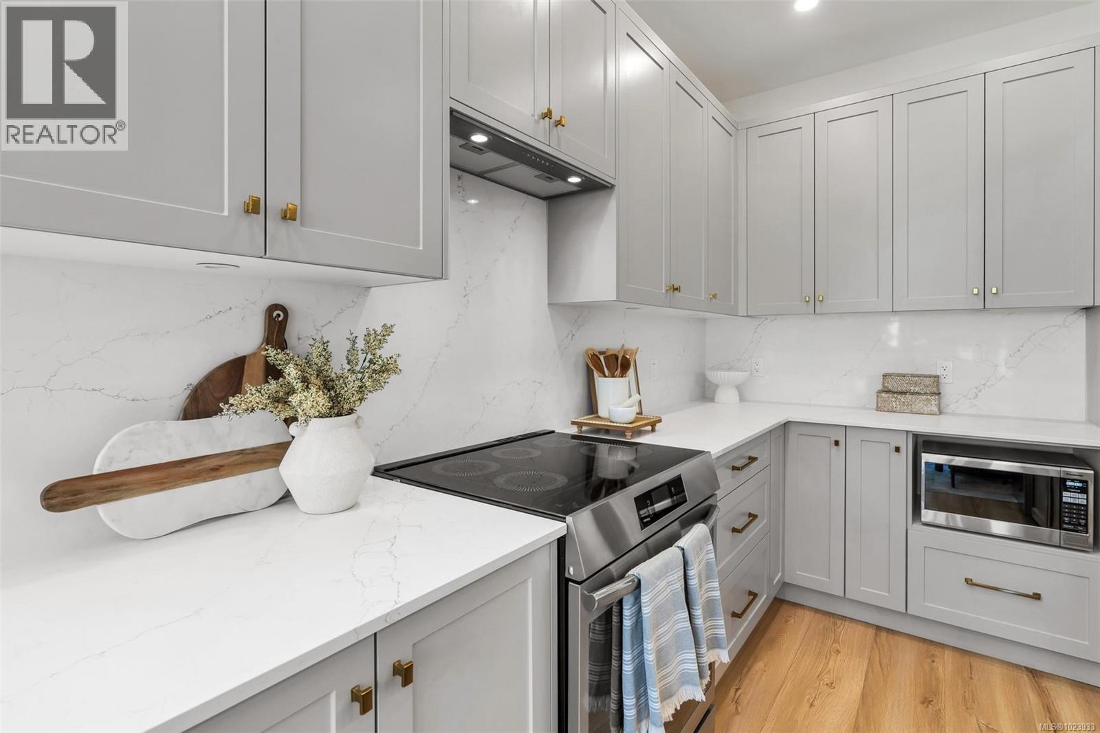 B 1255 Dunsterville Ave, Saanich