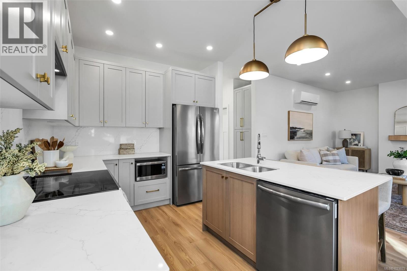 B 1255 Dunsterville Ave, Saanich