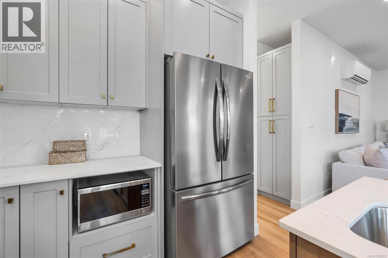 B 1255 Dunsterville Ave, Saanich