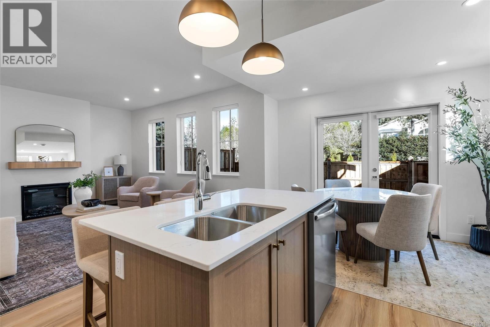 B 1255 Dunsterville Ave, Saanich