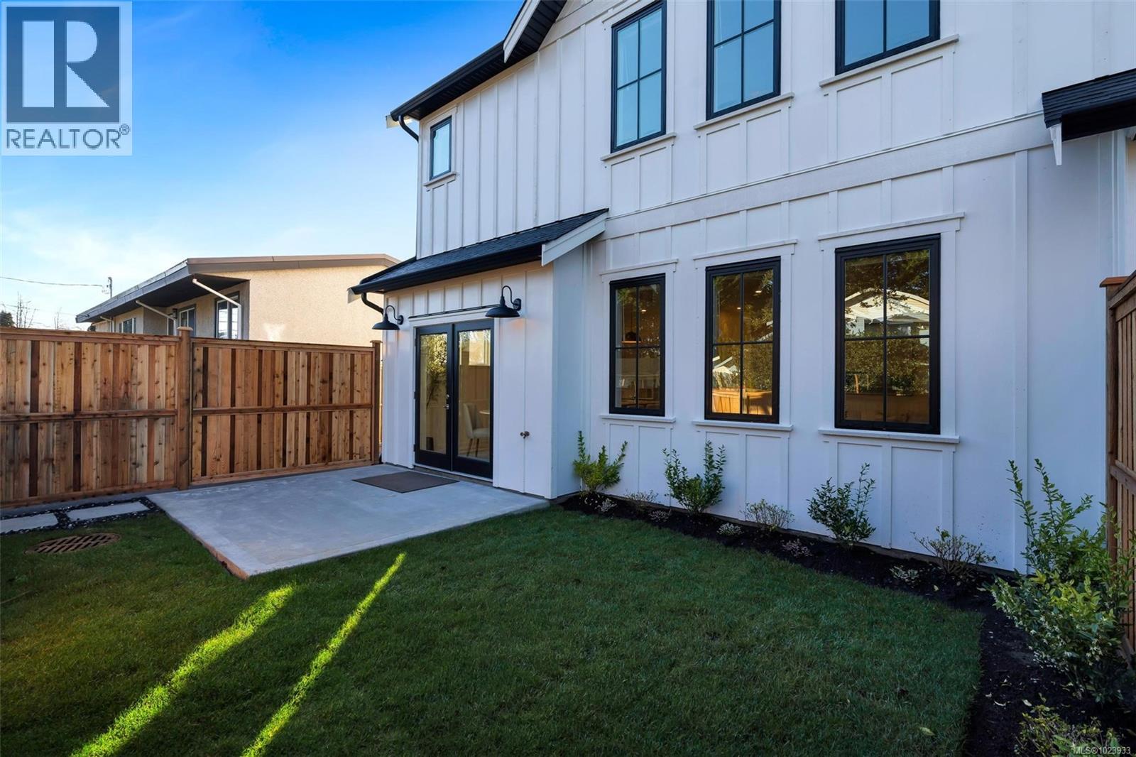 B 1255 Dunsterville Ave, Saanich