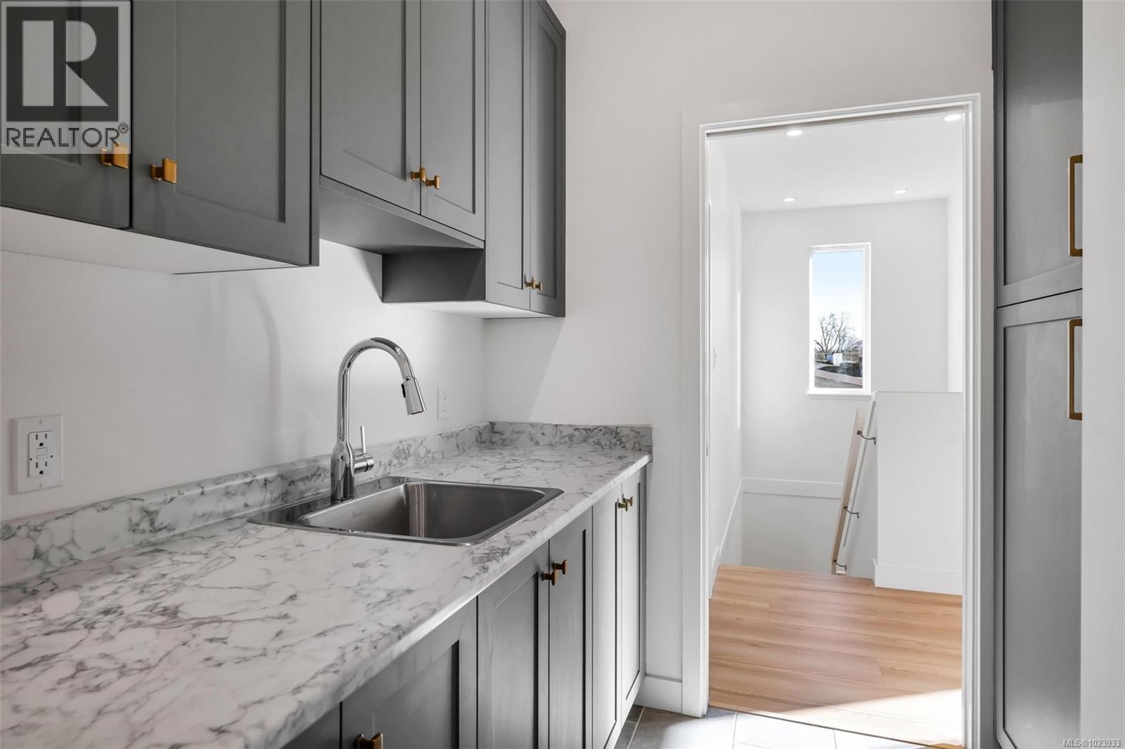 B 1255 Dunsterville Ave, Saanich