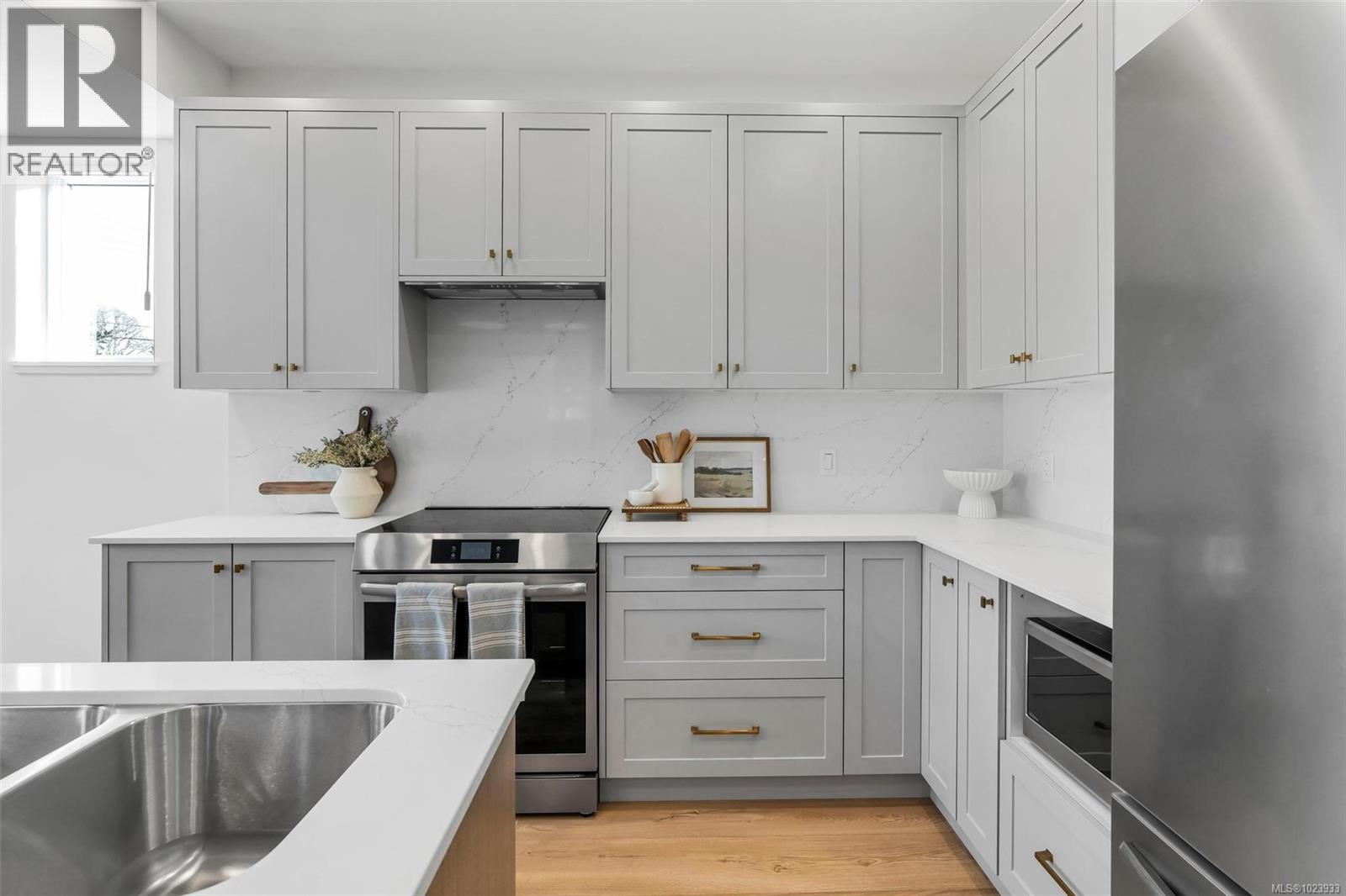 B 1255 Dunsterville Ave, Saanich