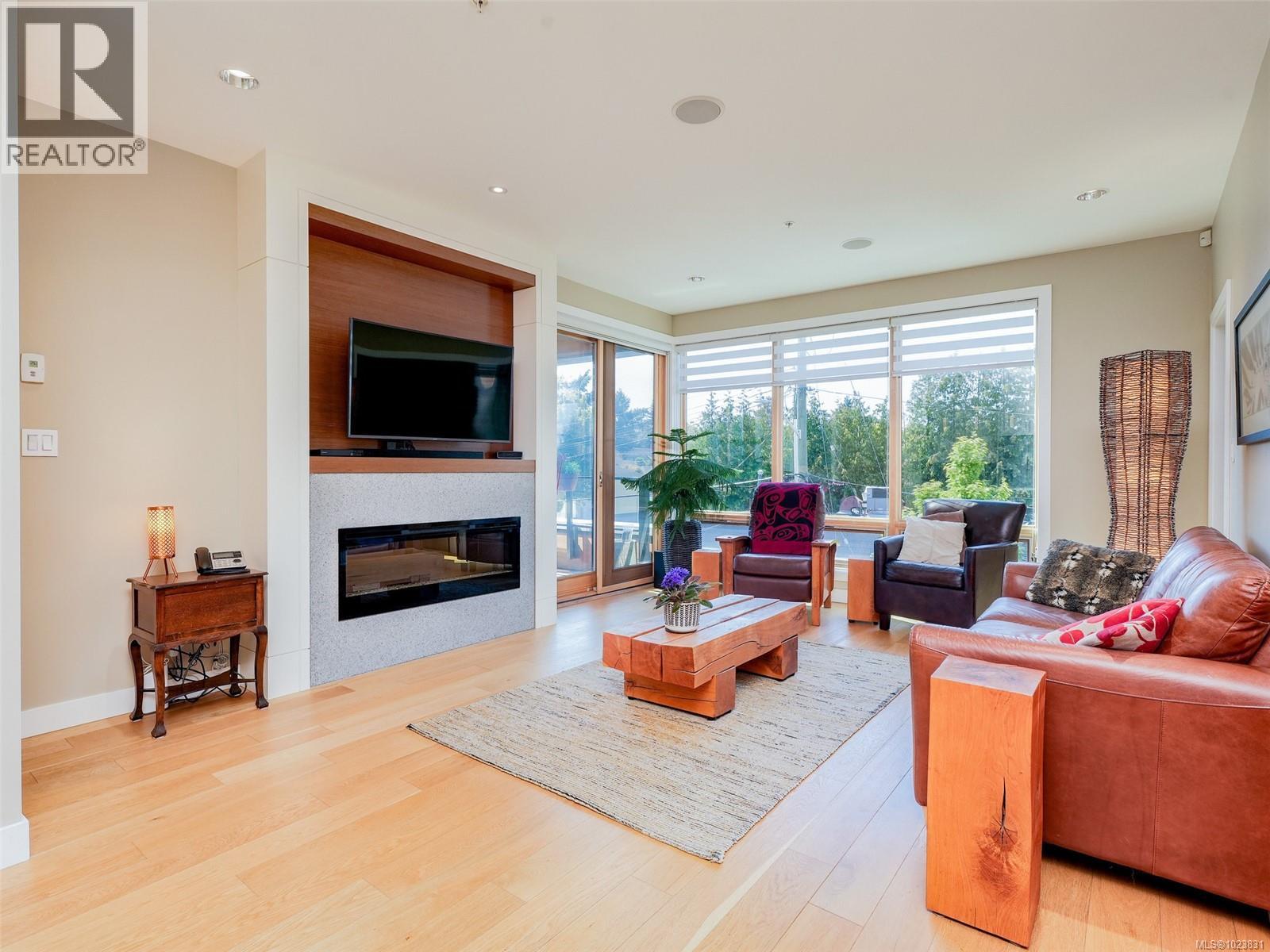 202 1969 Oak Bay Ave, Victoria