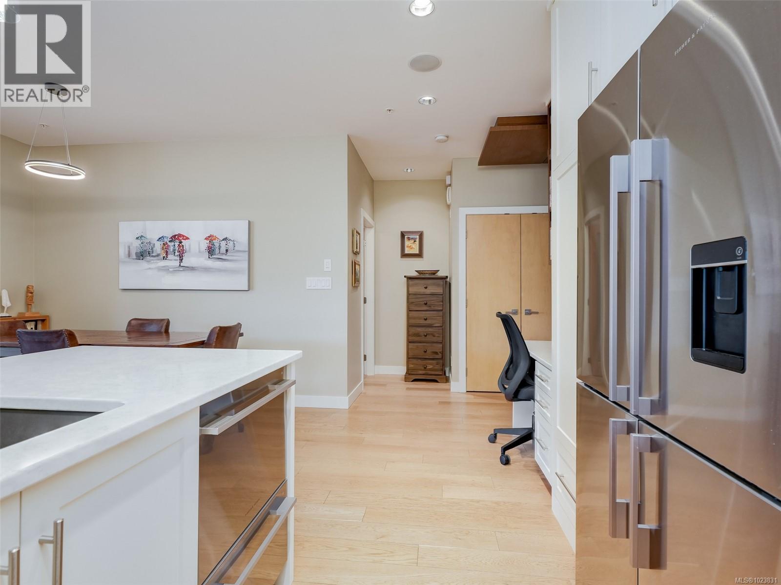 202 1969 Oak Bay Ave, Victoria