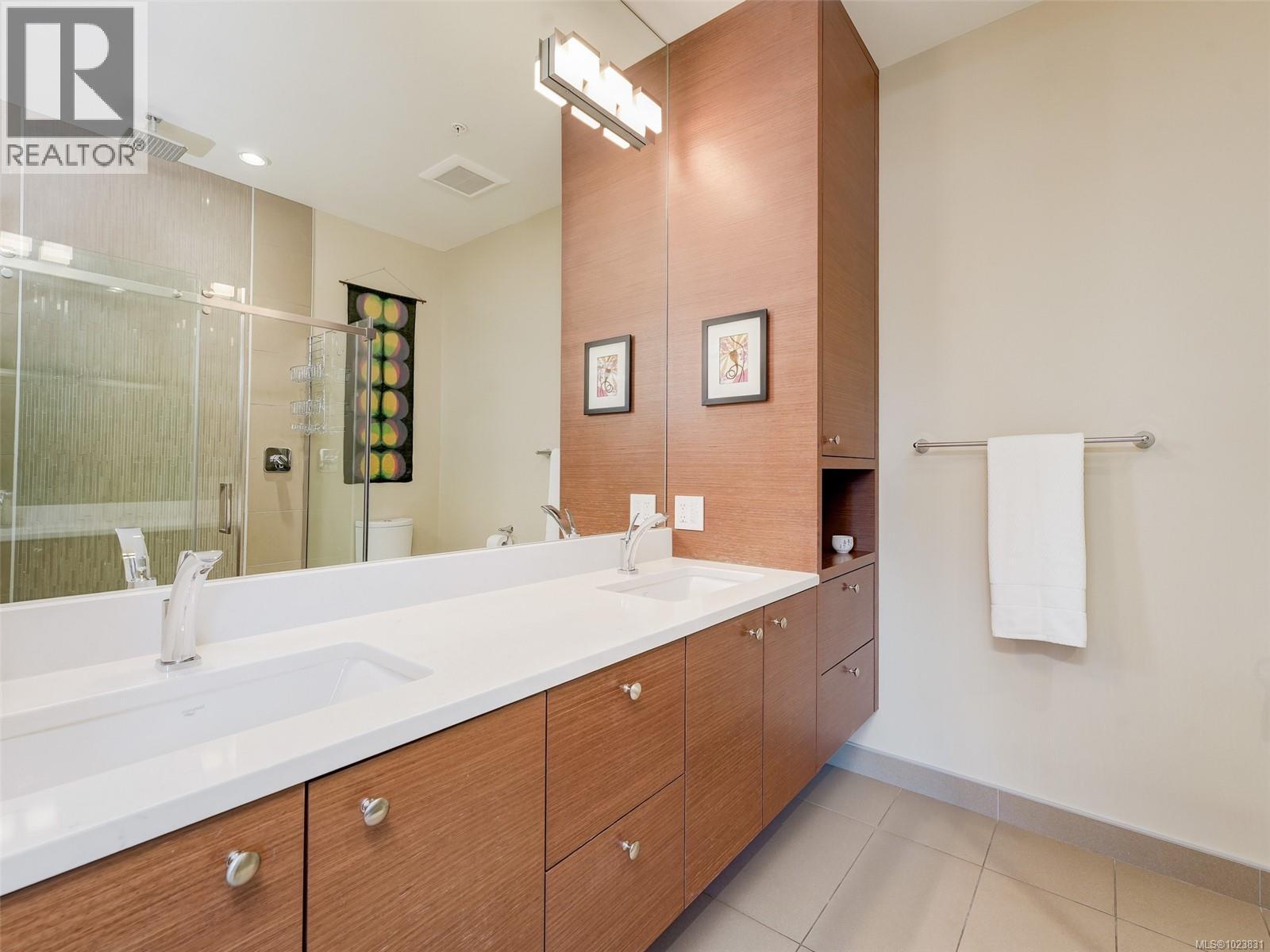 202 1969 Oak Bay Ave, Victoria