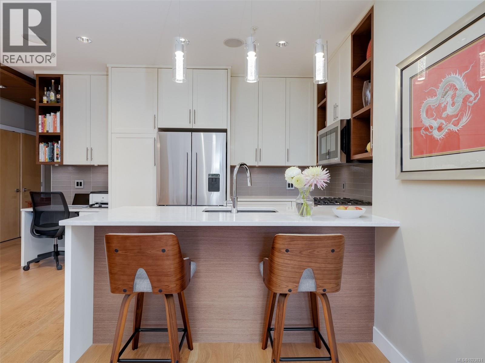 202 1969 Oak Bay Ave, Victoria