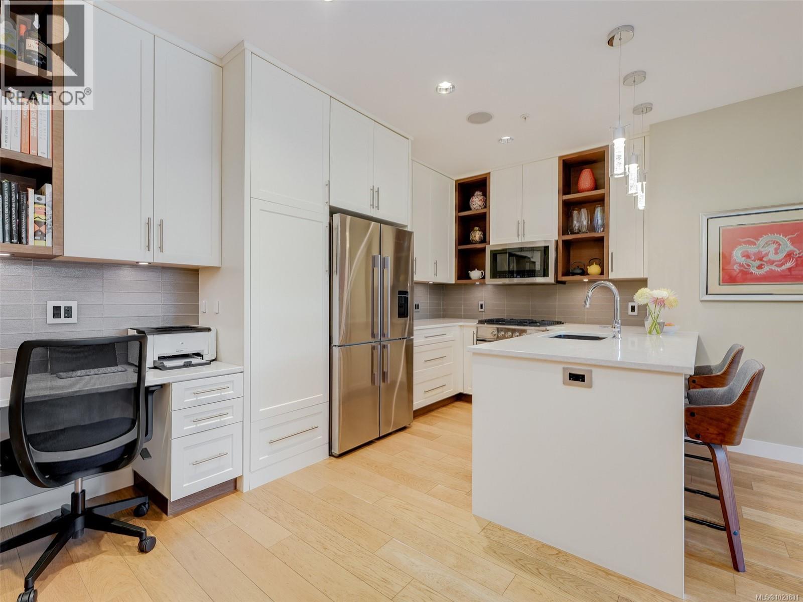 202 1969 Oak Bay Ave, Victoria