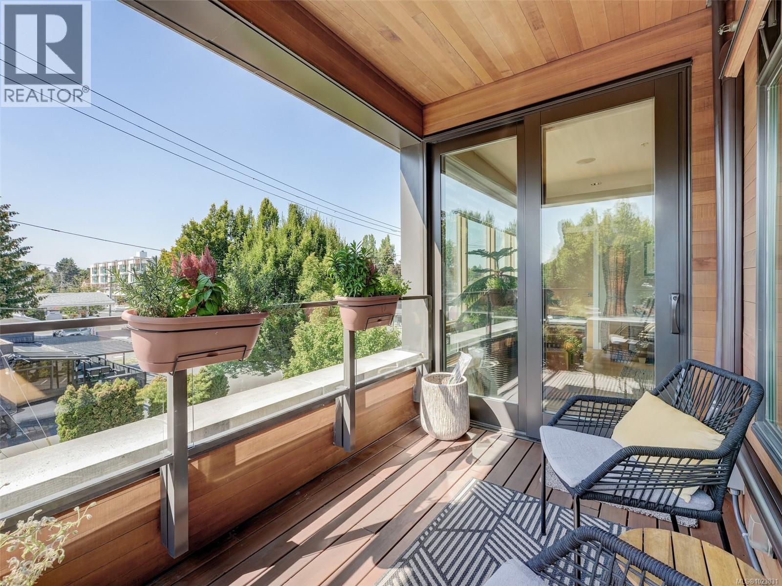 202 1969 Oak Bay Ave, Victoria