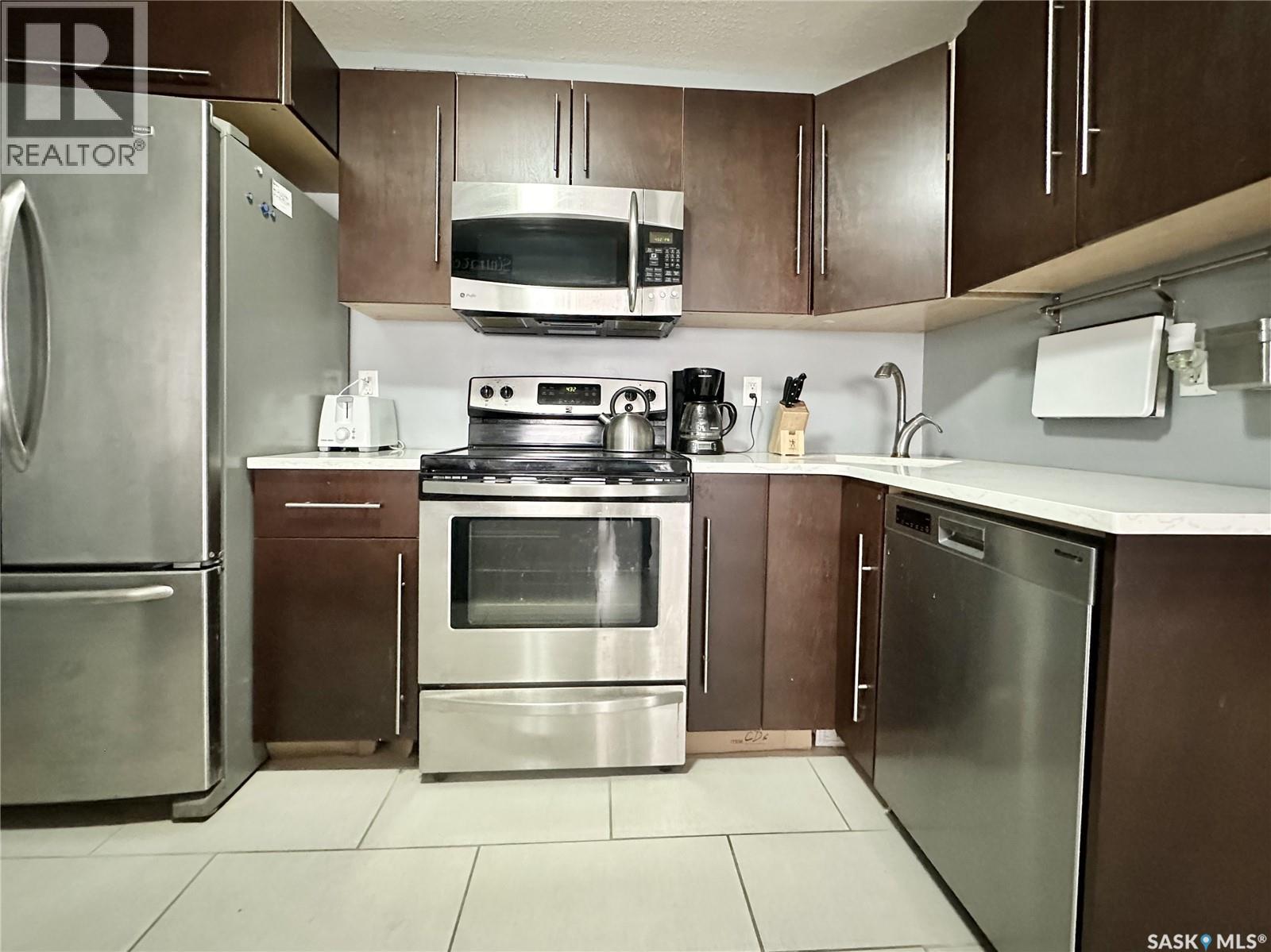 #11 2060 LORNE STREET - 10