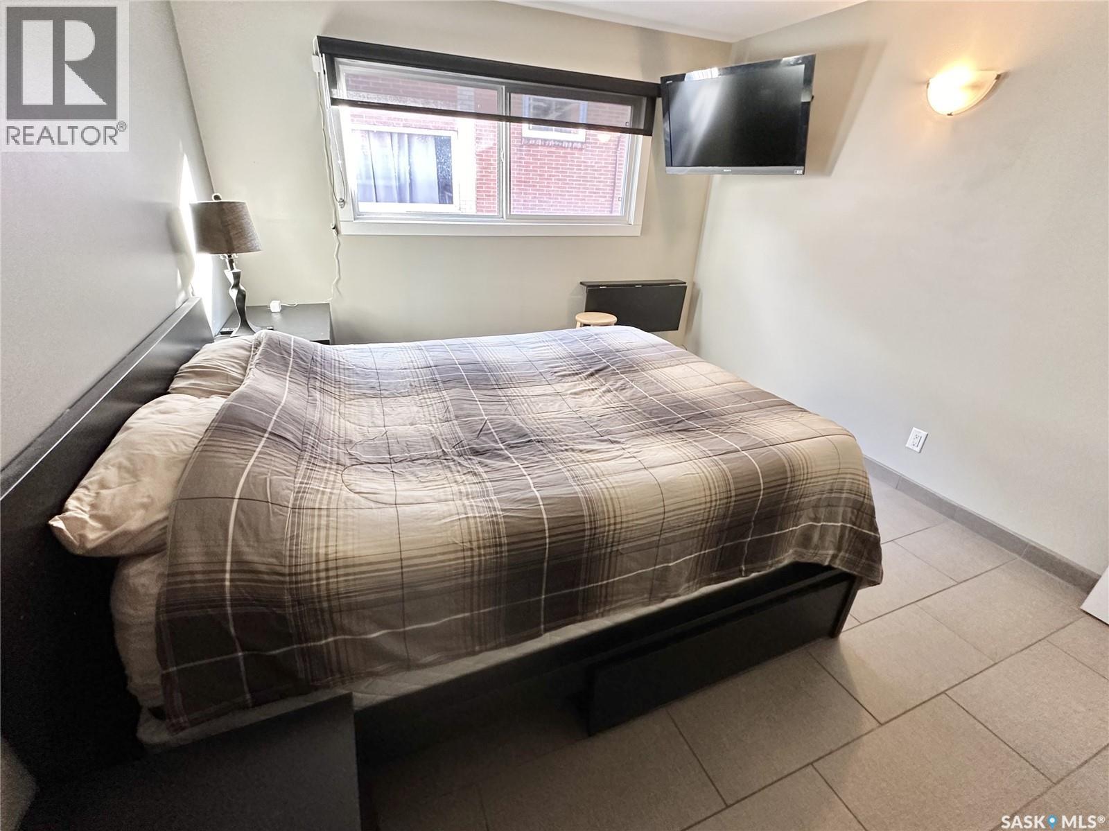 #11 2060 LORNE STREET - 18