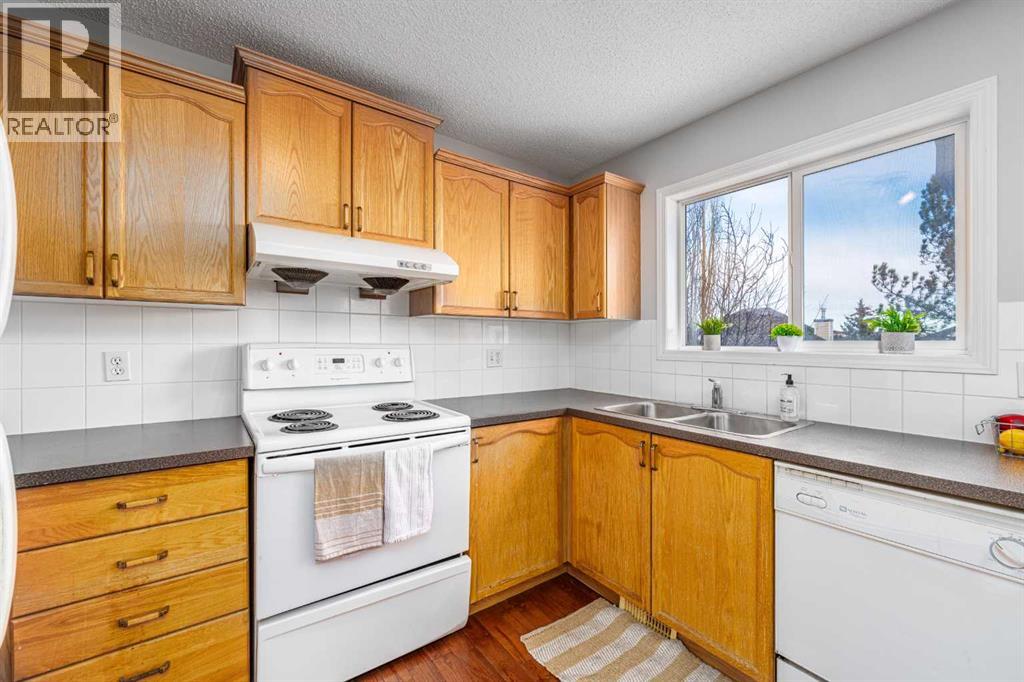 Single Family House for Sale in  Royal Elm Mews Royal Oak Calgary 