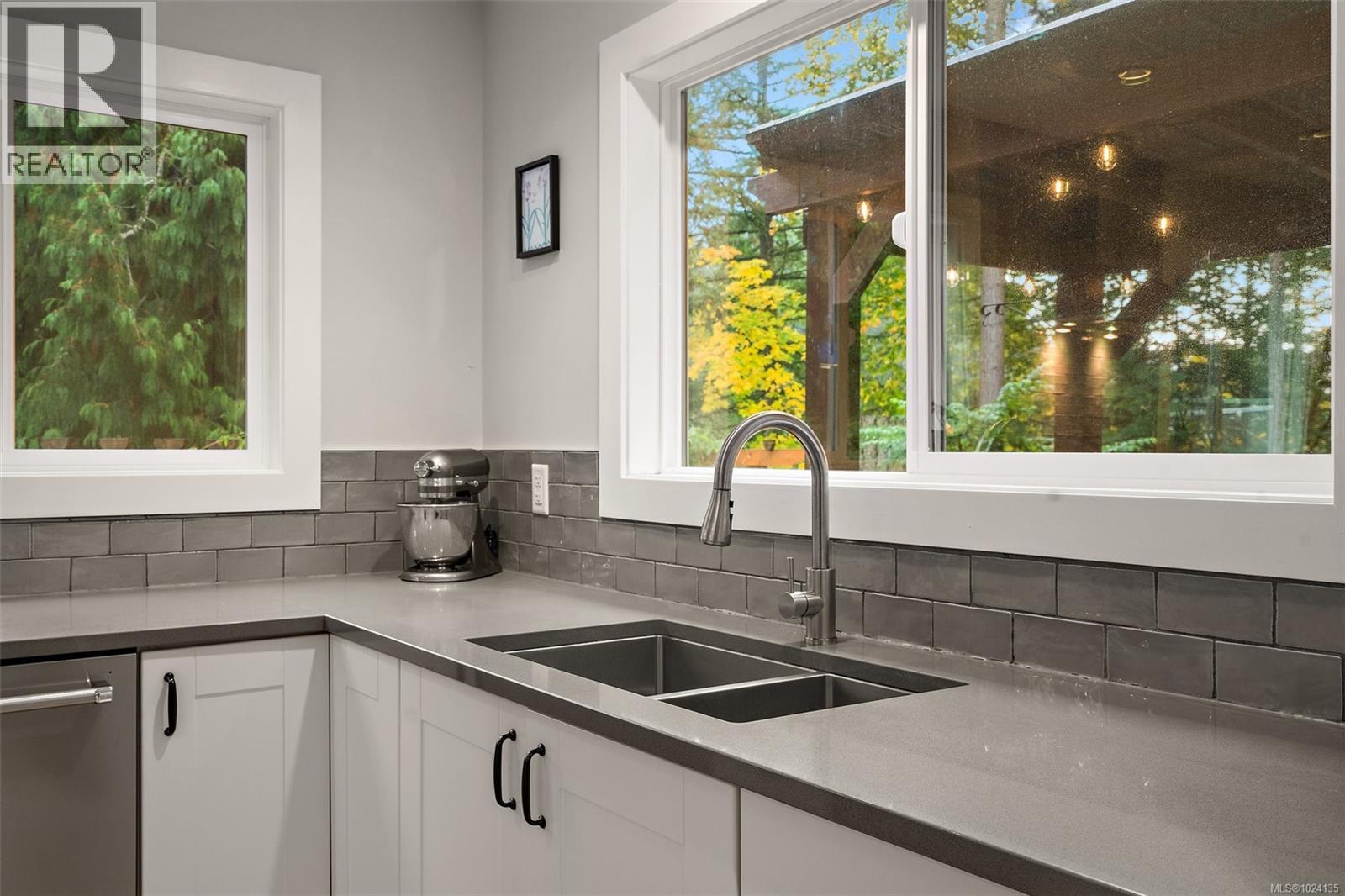 1409 Hillgrove Rd, North Saanich