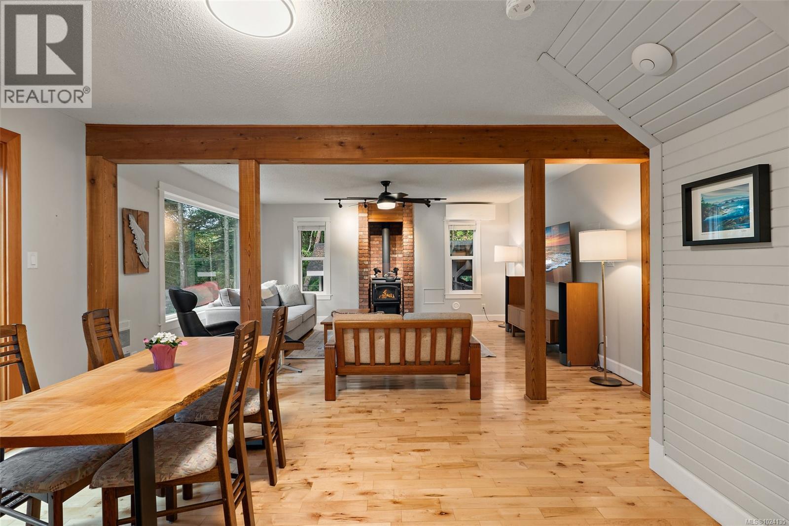 1409 Hillgrove Rd, North Saanich