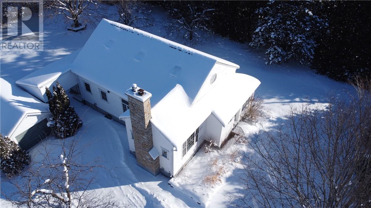16 ROBINSON Street W - 4
