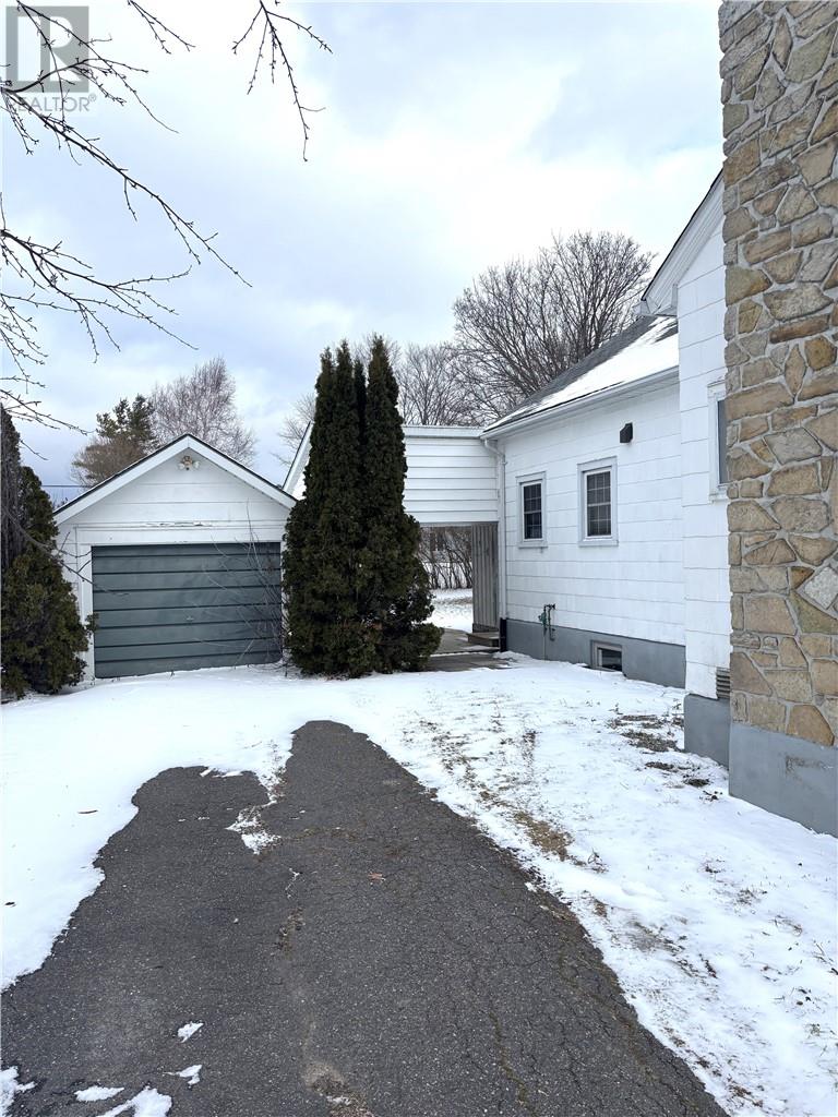 16 ROBINSON Street W - 19