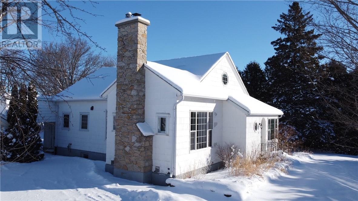 16 ROBINSON Street W - 3