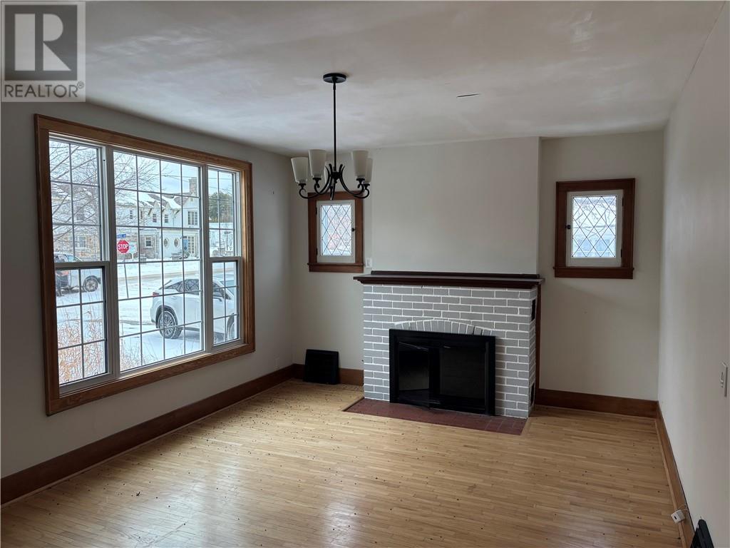 16 ROBINSON Street W - 6