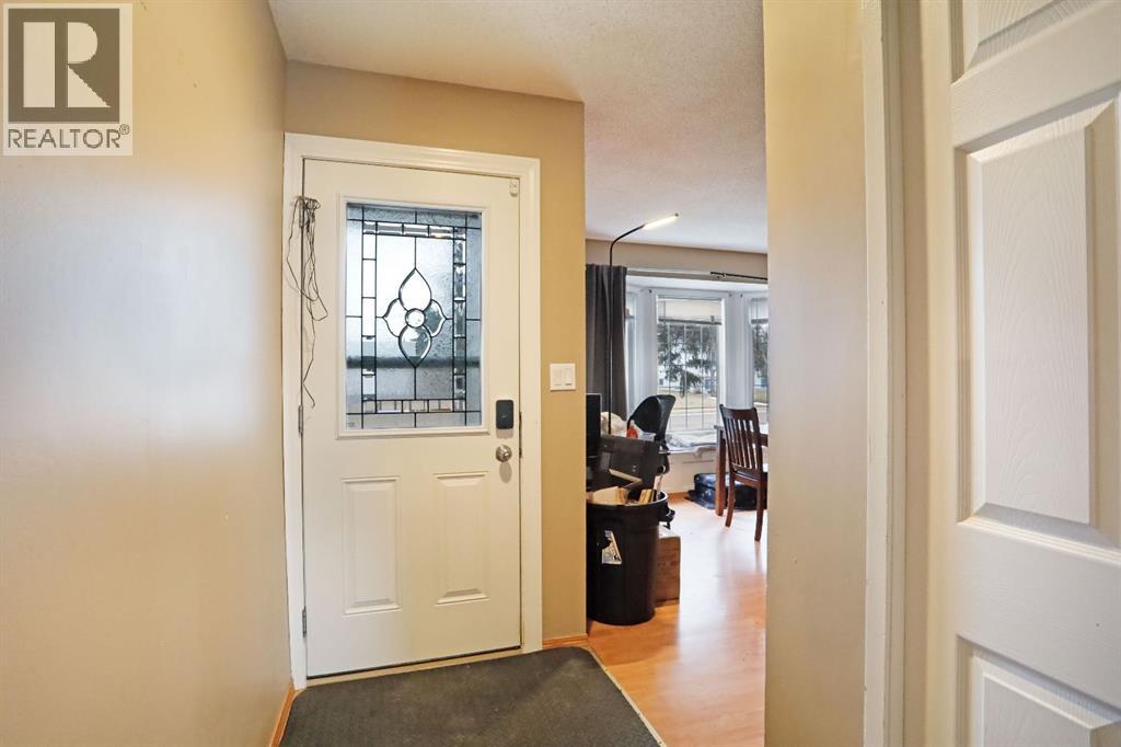 418 8 Avenue - Photo 3 of 21, Bassano, Alberta