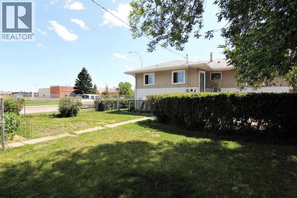 Single Family House for Sale in   Avenue NW Bowness Calgary 