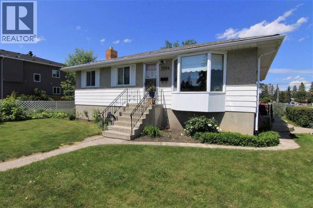 Single Family House for Sale in   Avenue NW Bowness Calgary 