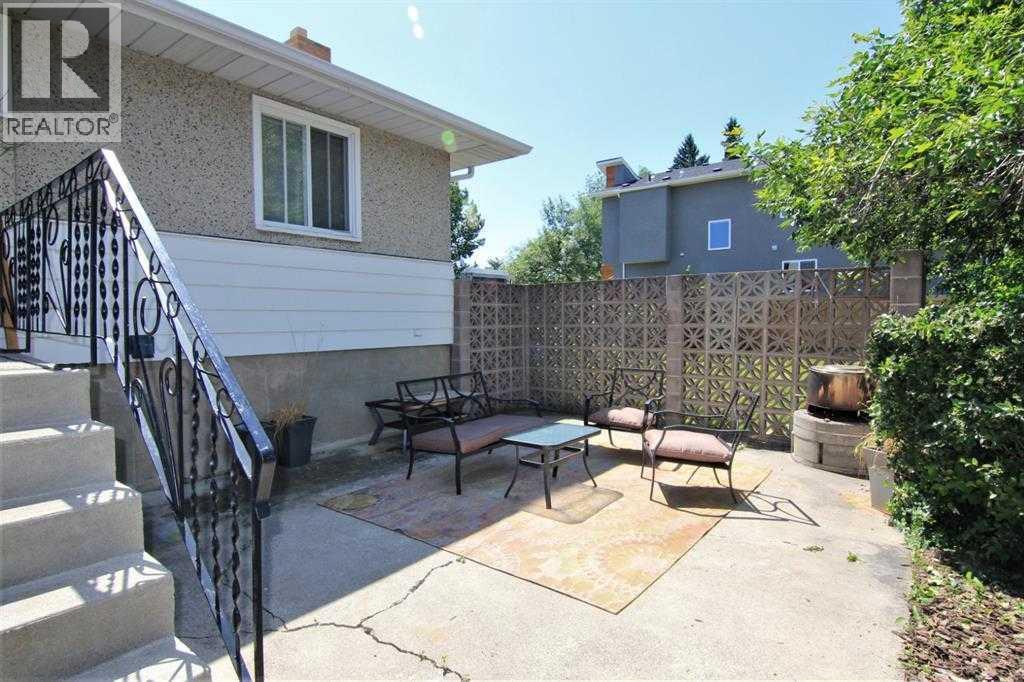 Single Family House for Sale in   Avenue NW Bowness Calgary 